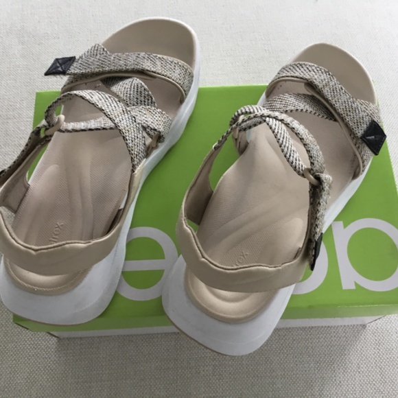 Sandals - Picture 3 of 4